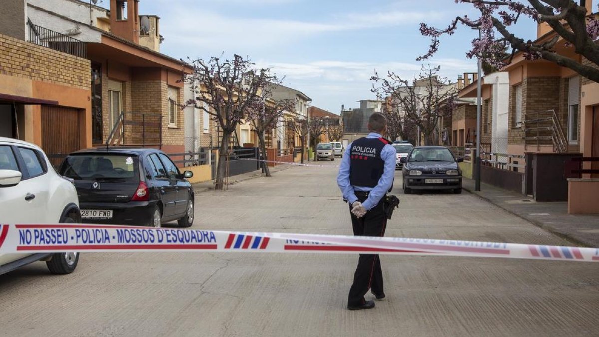 Imatge del 8 de març del 2020, quan un carrer de Castellserà va quedar tallat per un possible cas.