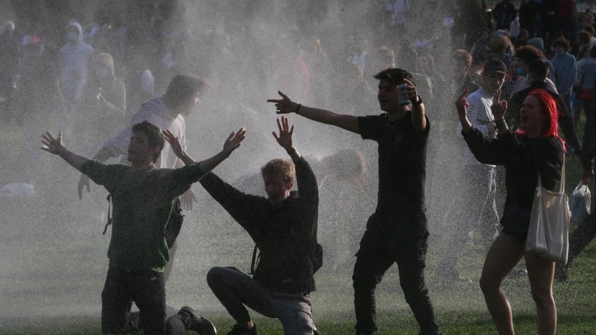 Imatge de joves belgues durant l’enfrontament amb policies.