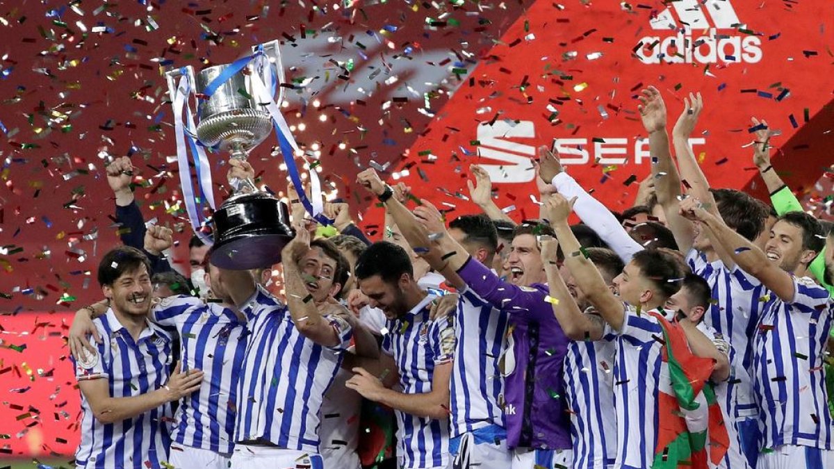 Mikel Oyarzabal levanta la Copa junto a sus compañeros de la Real Sociedad, equipo que conquistó su tercer título en este torneo después de 34 años.