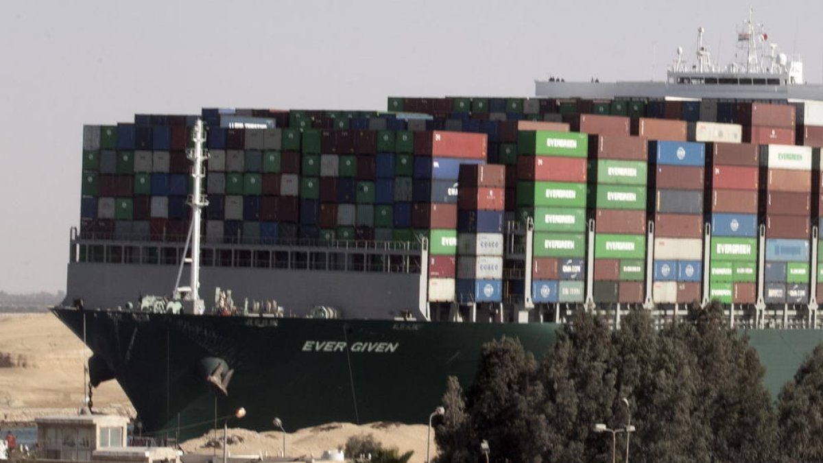 El portacontenedores Ever Given, causante del atasco en el Canal de Suez la semana pasada.