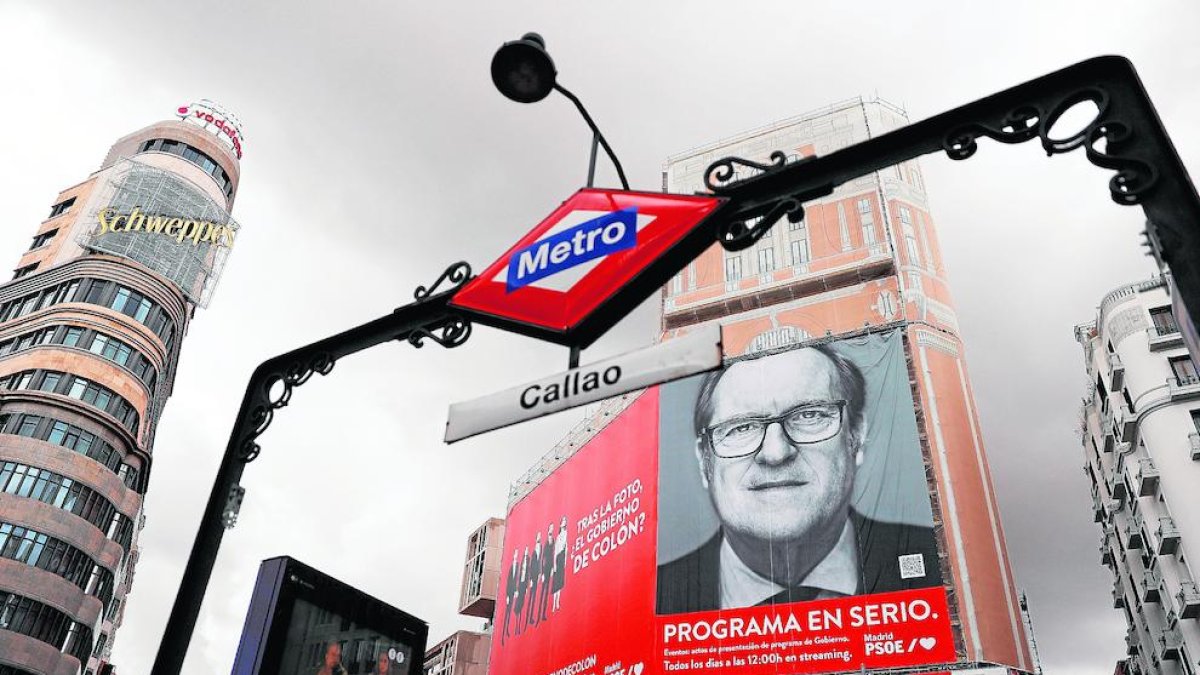Esta pancarta desplegada en Callao ha motivado la denuncia de los populares contra el PSOE.