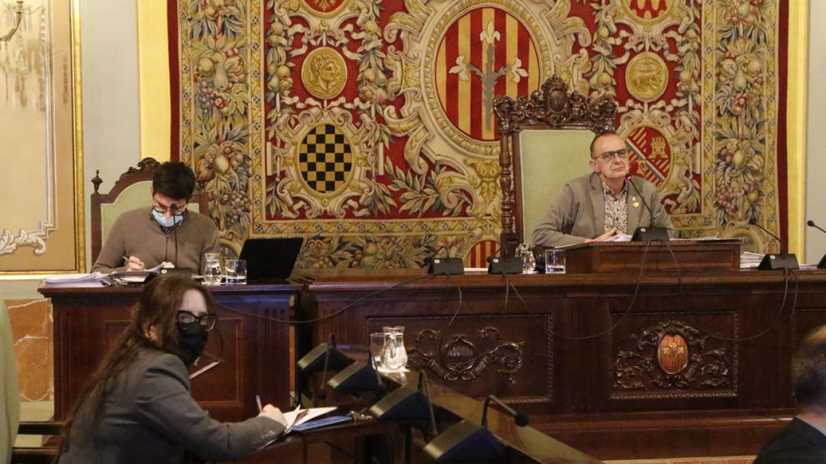 Imagen del pleno del pasado viernes con Toni Postius (JxCat), Elena Ferre (Comú) y Miquel Pueyo (ERC).