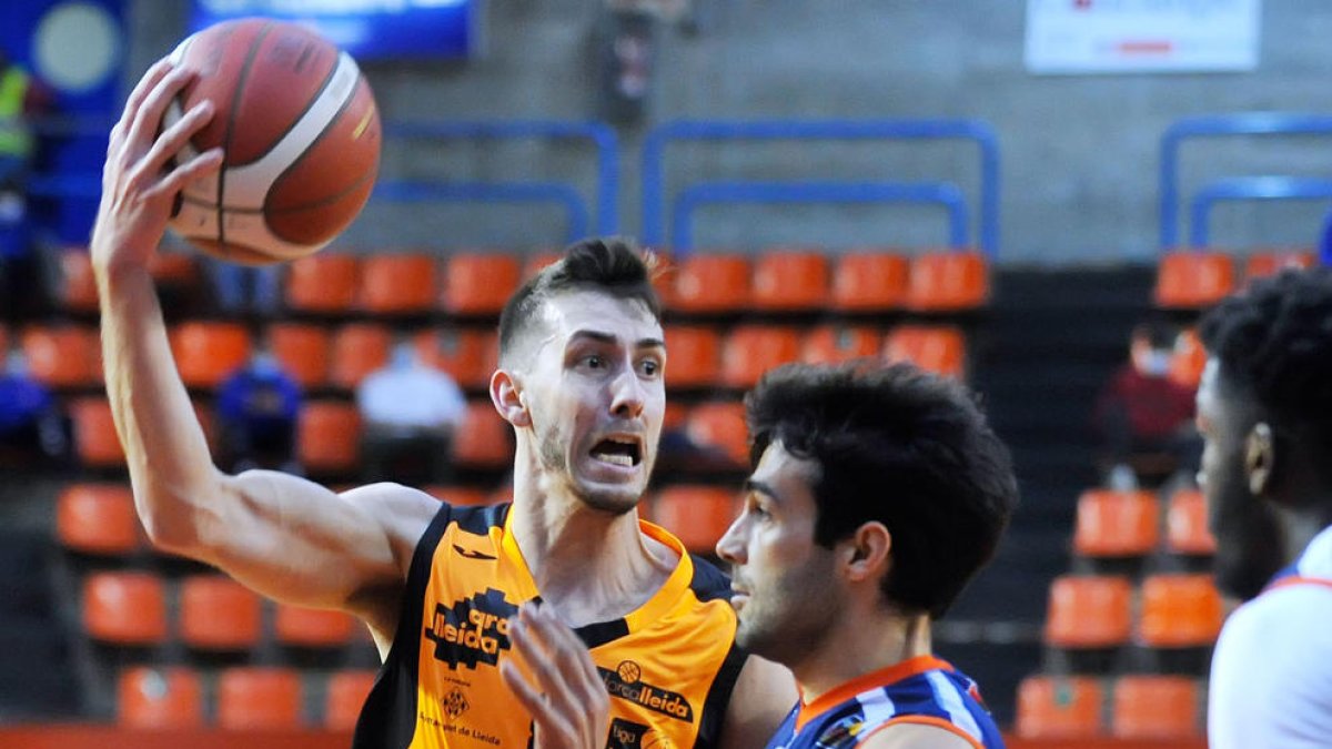 Michael Carrera intenta llançar a cistella davant del nord-americà Ryan Nicholas, un dels jugadors més destacats.