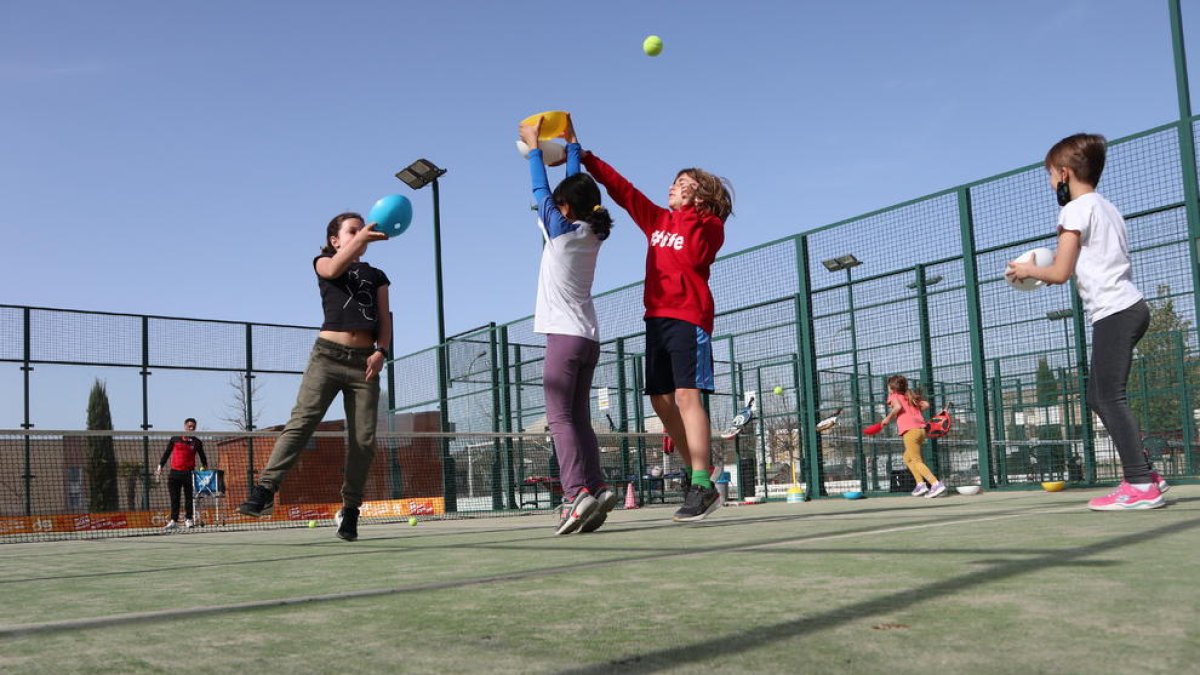 Una trentena de nens als casals del consell esportiu del Pla