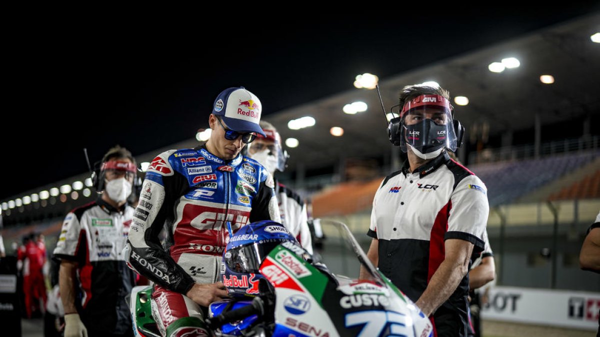 Àlex Márquez, concentrat ahir abans de l’inici de la cursa al circuit de Losail.