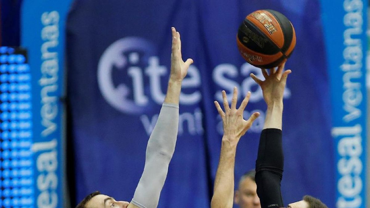 Salash intenta anotar davant de Claver i Bolmaro.
