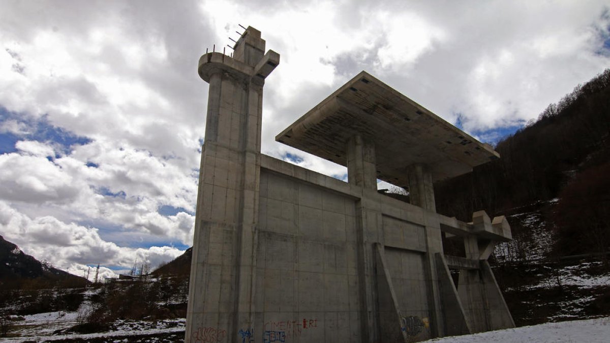 La base del telecadira inacabat a Espui.