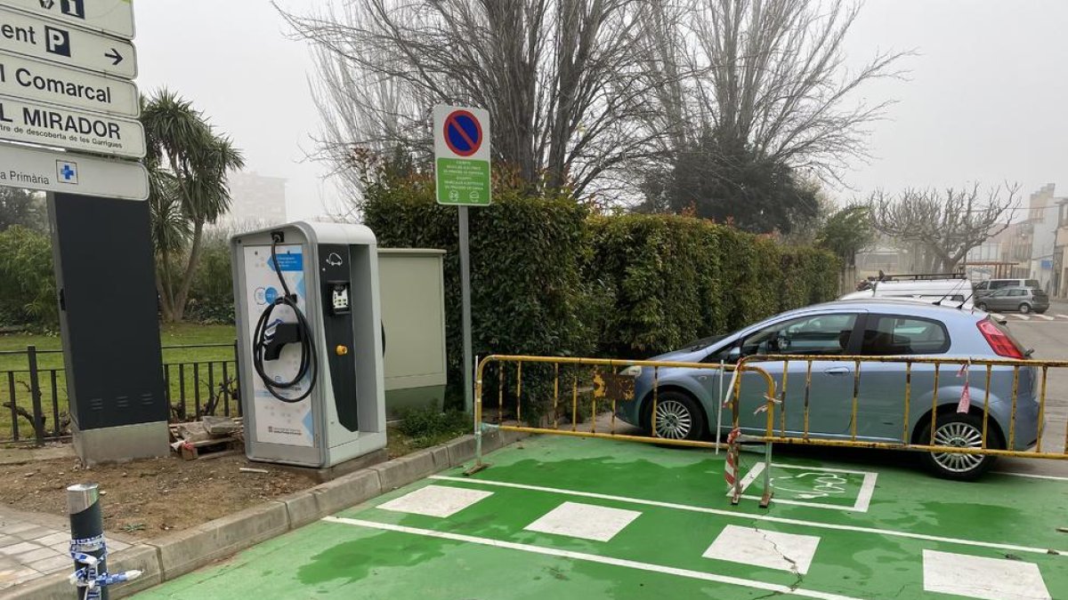 L'estació de recàrrega de vehicles elèctrics de les Borges, ha finalitzat la seva instal·lació