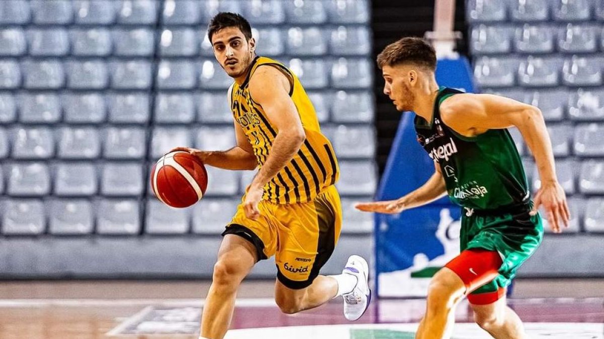 Marc Rubín de Celis porta la pilota durant el partit de diumenge passat amb el La Roda.