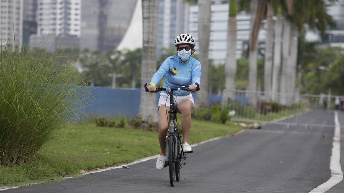 Una mujer en bicicleta.
