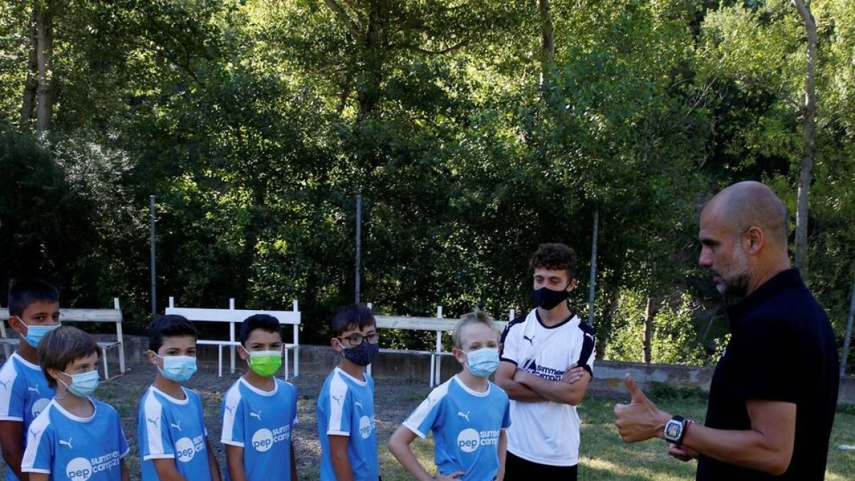 Pep Guardiola ahir fent una xarrada a nens del campus de Rialp.