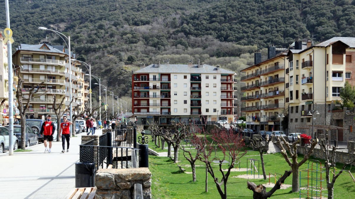 Un parc infantil de Sort sense nens al estar tancat per l'augment de casos de la covid-10 a la capital del Pallars Sobirà.