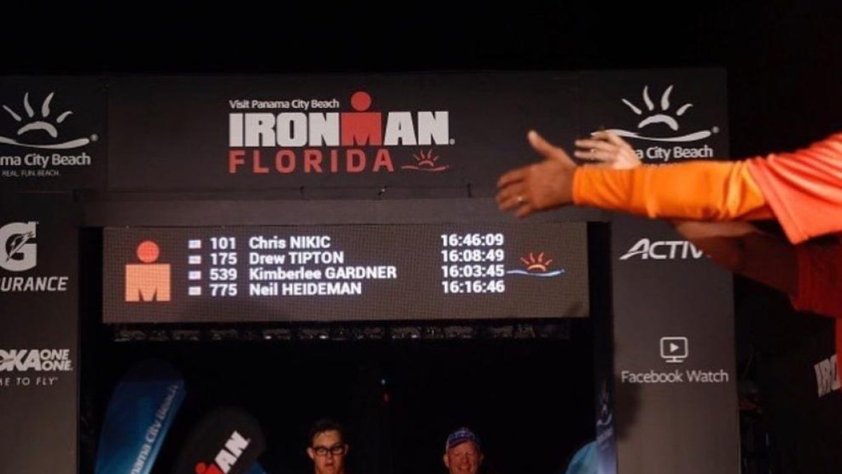 Chris Nikic, junto a su guía, tras cruzar la meta.