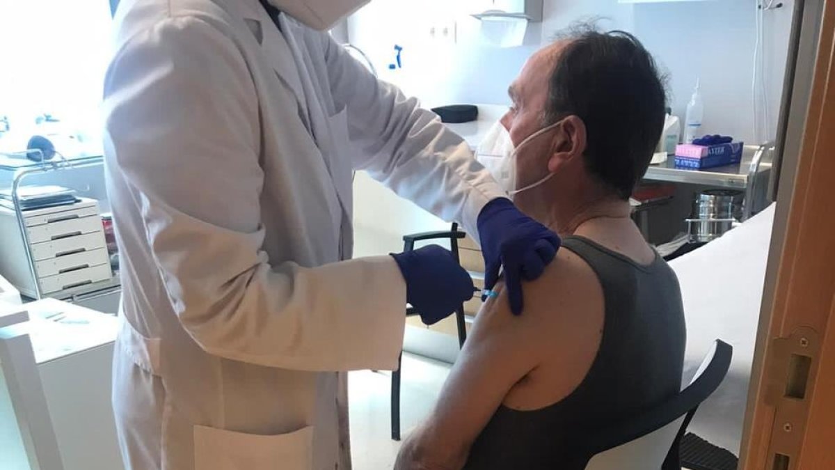 Vacunació ahir a Alcoletge a una persona d’entre 70 i 79 anys.