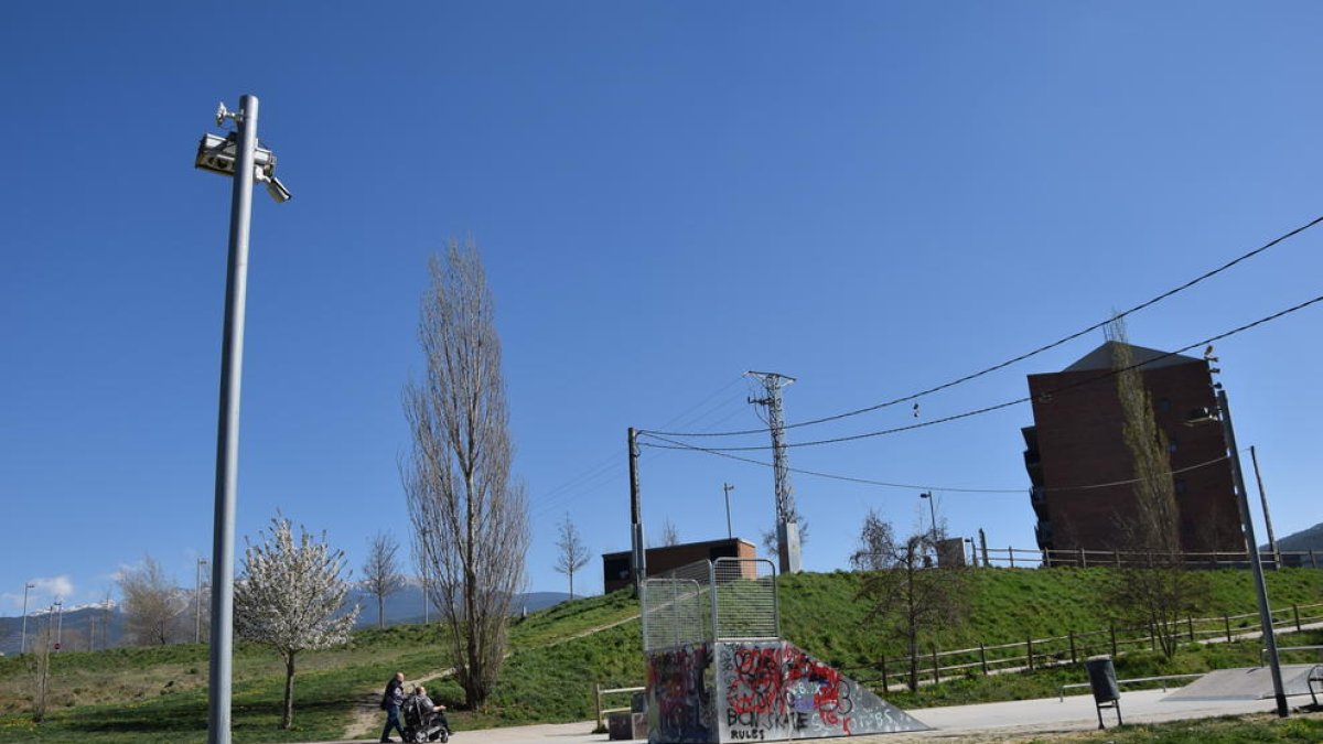 Una de les càmeres de videovigilància instal·lades al parc del Toll del Bressol de la Seu d’Urgell.