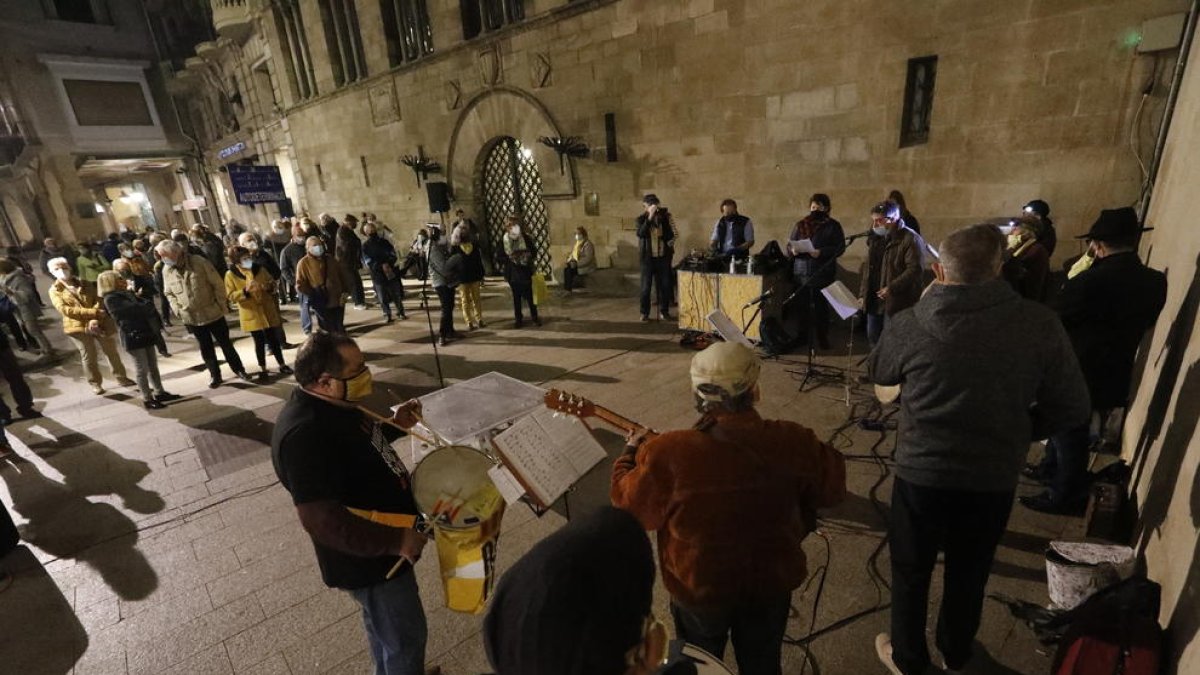 De nou a la Paeria - Els cantaires de Ponent van tornar ahir a la plaça Paeria per reivindicar la llibertat dels líders independentistes empresonats i el retorn dels que van marxar a l’estranger. La pandèmia va obligar a suspendre aquesta mobi ...