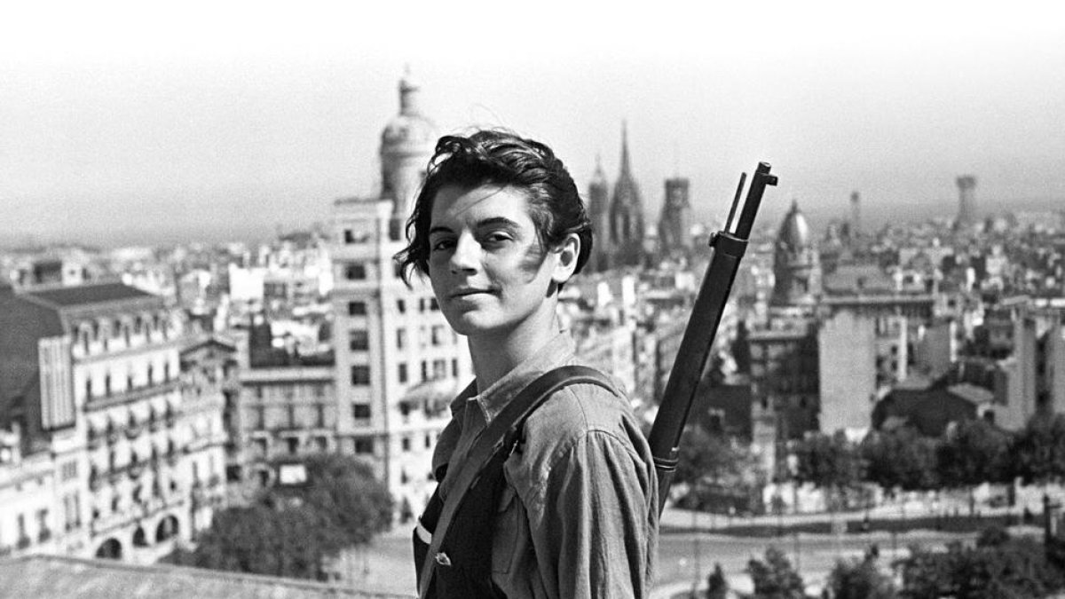 Imatge icònica de Marina Ginestà, una de les milicianes referenciades al llibre.