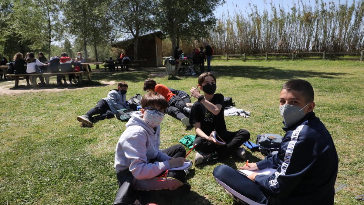 Alumnes de primer d’ESO del Gili i Gaya, ahir fent classe a la Mitjana.