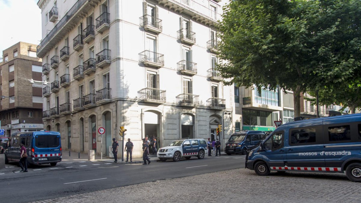 Imatge del desallotjament del local del número 39 de la rambla Ferran, que va ser okupat al març.