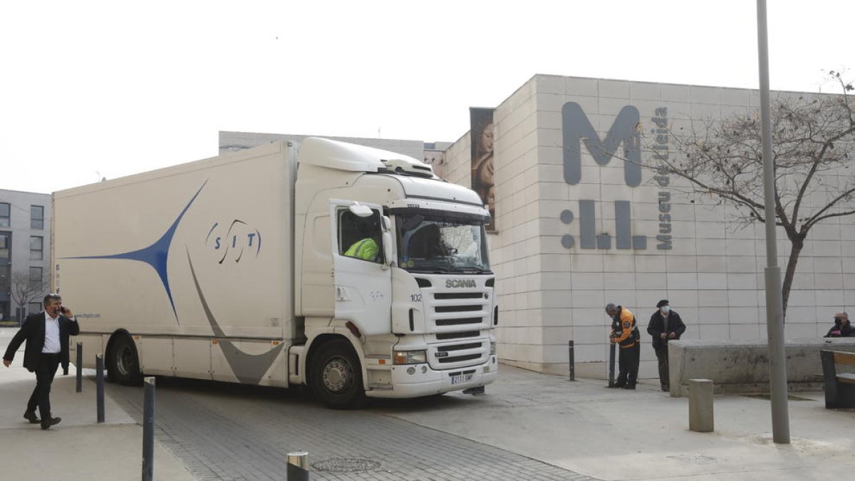 El director del Museu de Lleida, Josep Giralt (a la izquierda), ‘acompañó’ el arte hasta el último momento, hasta la partida del camión.