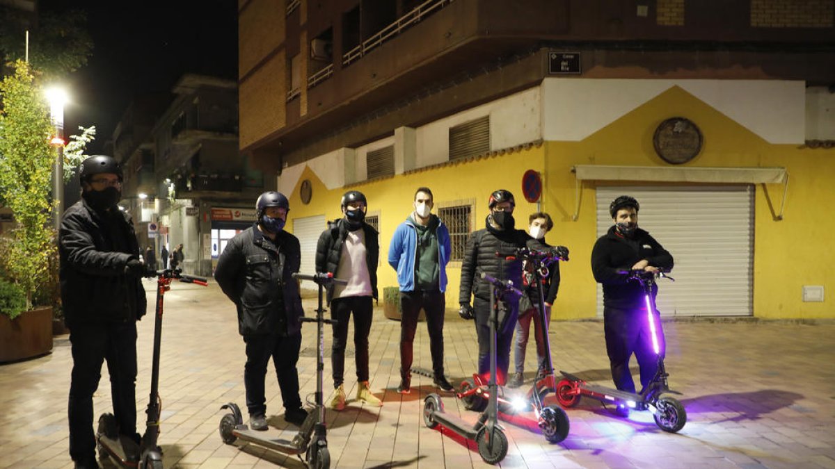 Diversos usuaris de patinets, ahir a Lleida.