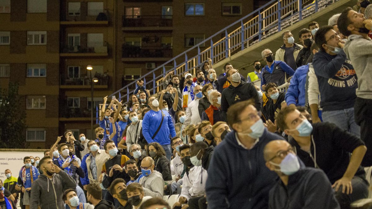 Los escasos aficionados que fueron al Camp d’Esports mostraron su indignación con los propietarios del club.