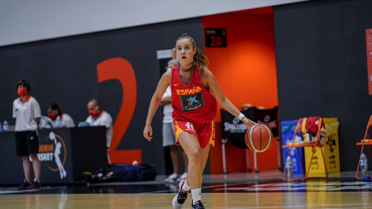 Anna Prim durant els entrenaments de la selecció espanyola sub-17 a l’Alqueria.