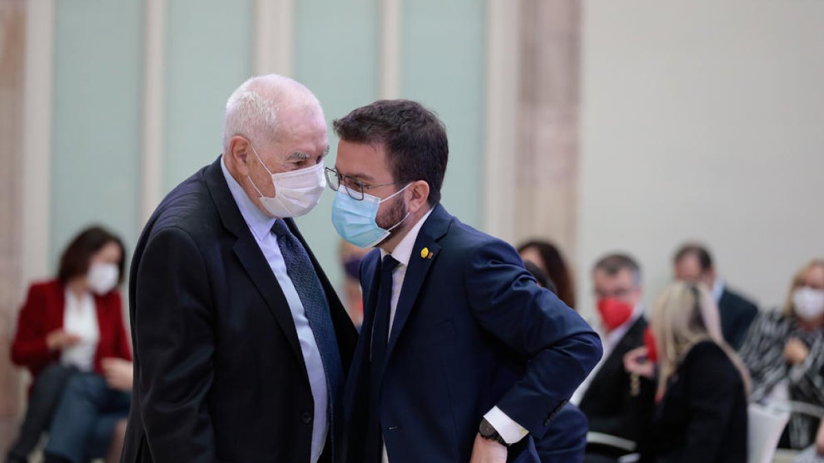 Ernest Maragall i Pere Aragonès conversen a la sessió d’investidura el passat 12 de març.