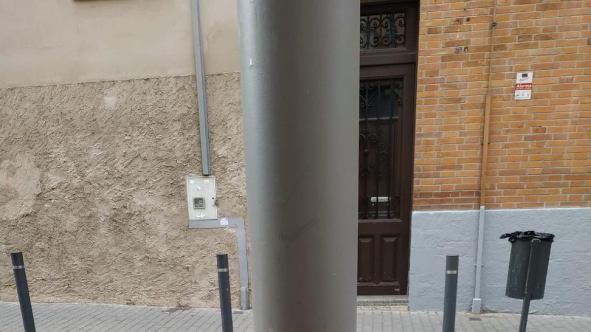 Imatge d’un dels fanals al Centre Històric amb el cablatge sostret.