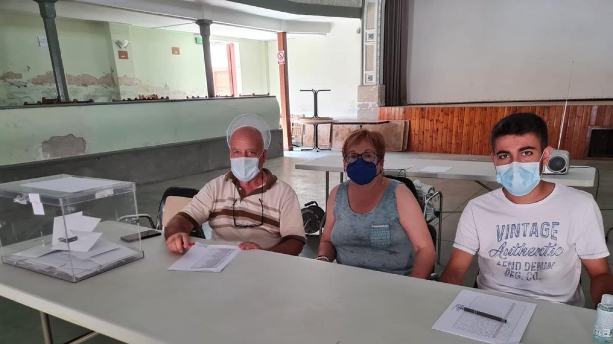 Els tres veïns que van formar la taula de les votacions.