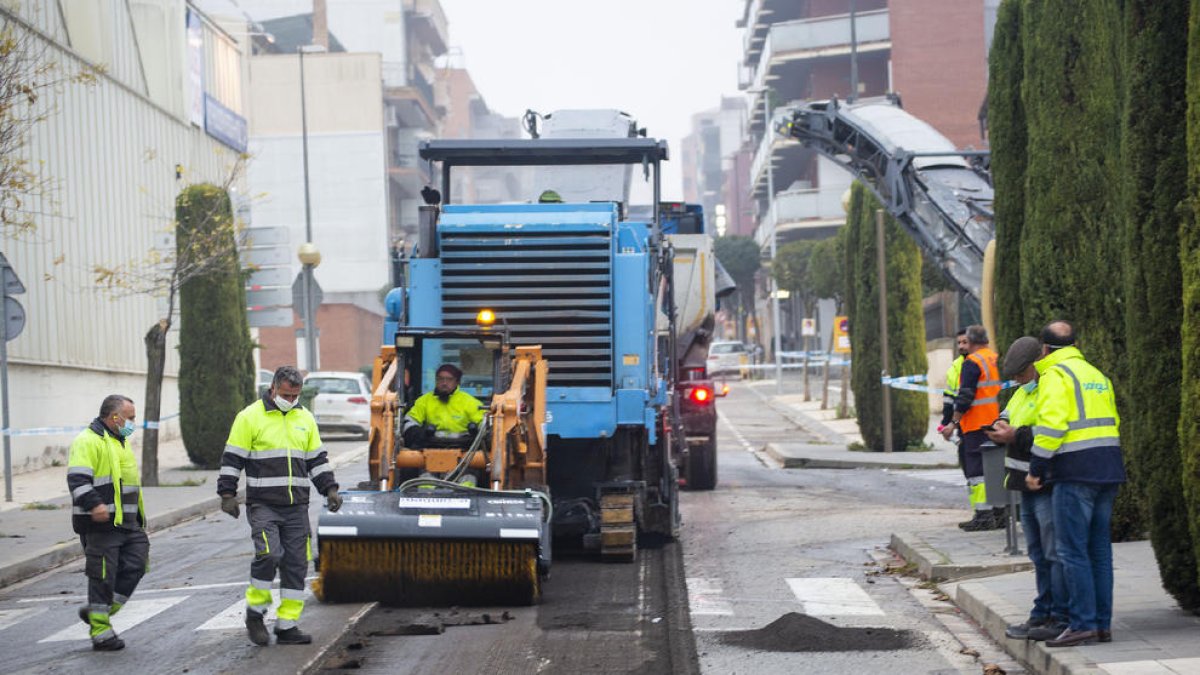 Les obres per renovar el ferm de la C-14 van començar ahir.