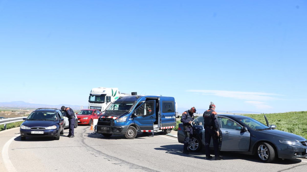 Imagen ayer de un control de los Mossos en la A-22 en Almacelles.