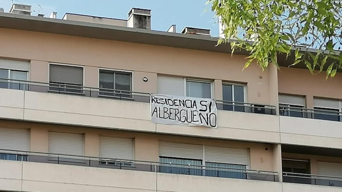 Una pancarta en un balcón de un edificio de Pardinyes, ayer por la mañana.