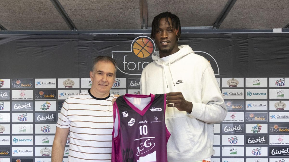 Ibou Badji, ayer junto a Joaquín Prado en su presentación oficial.