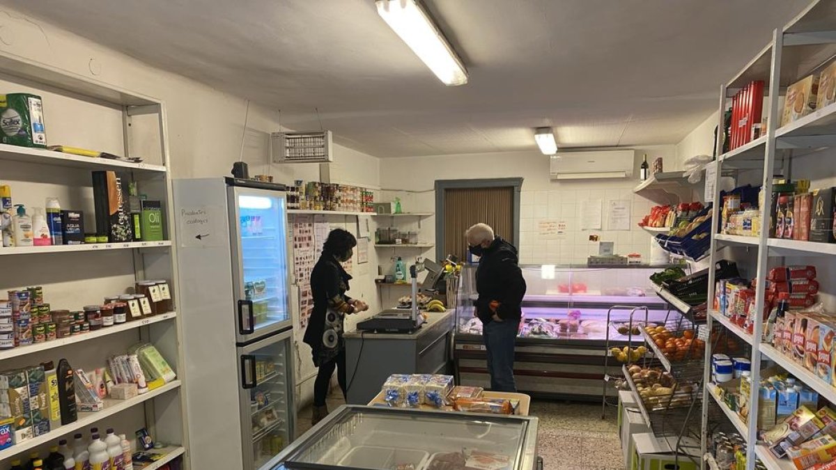 Un client a la botiga d’aliments dels Torms, municipi que no ha tingut ni un cas de coronavirus en tota la pandèmia.