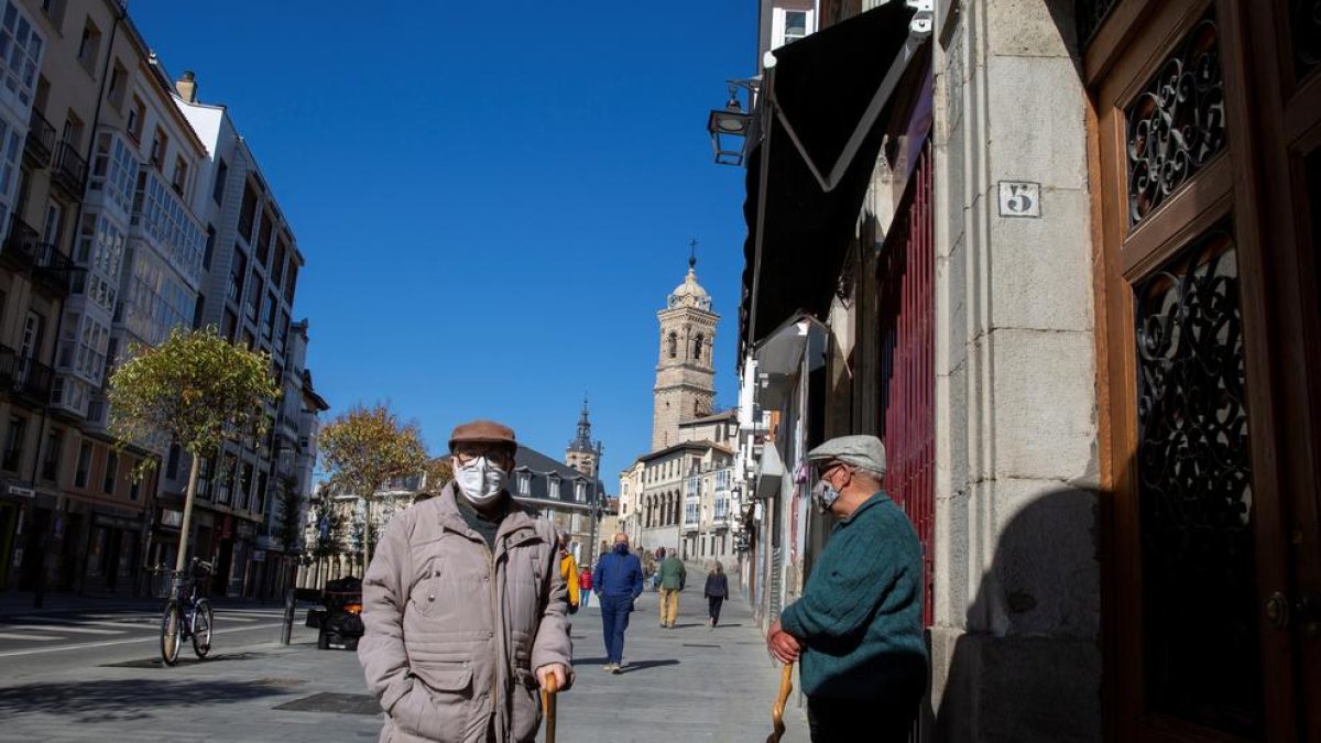 Dos mayores conversan en una calle .