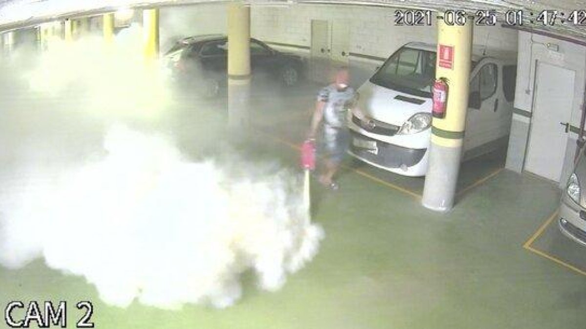 Detingut per disset robatoris a l'interior de cotxes aparcats en pàrquings comunitaris a Lleida