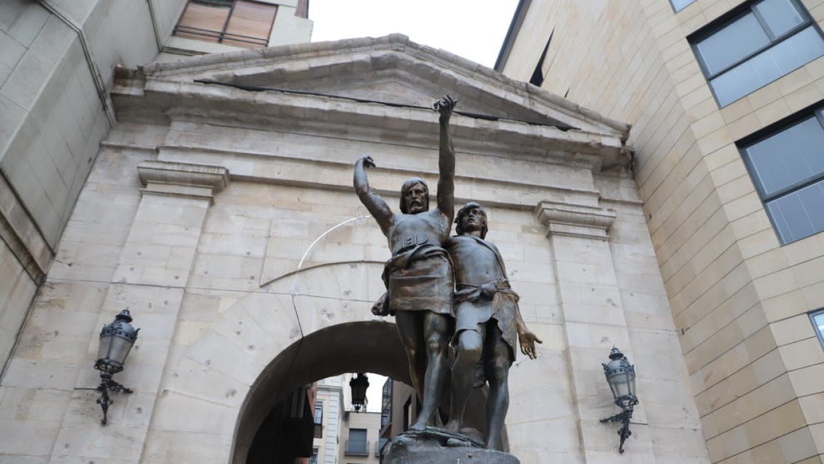 La estatua que preside el Arc del Pont y que desde 2017 está “incompleta” por la lanza desaparecida.
