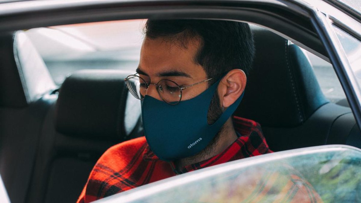 La DGT lamenta la confusió sobre l'ús de la mascareta al cotxe.