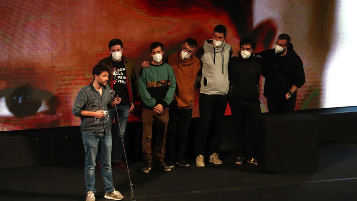 El grupo Txarango recogiendo el último premio Enderrock.