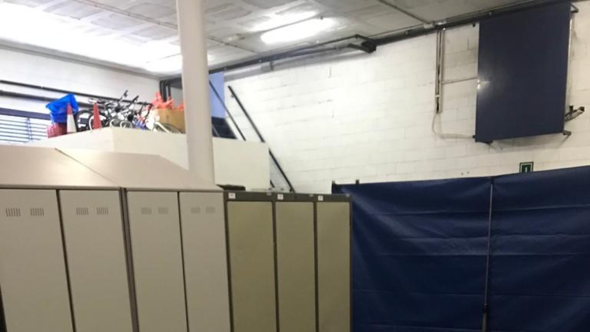 Imatge de les taquilles i del banc que han col·locat al pàrquing de la comissaria de Mollerussa.