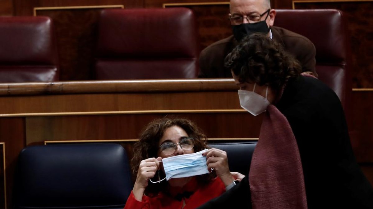 La ministra Montero, ahir al Congrés, es posa la mascareta.