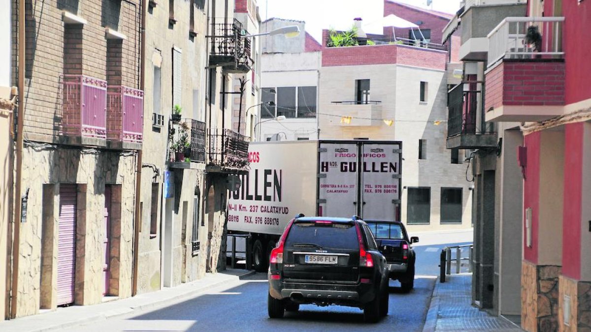 Camions passant per la travessia de l’LP-7041 a Seròs.