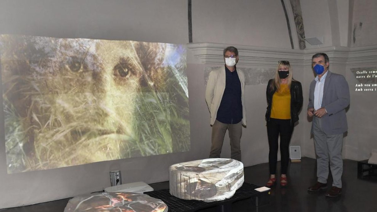 La videoartista Ester Xargay, entre Albert Turull i Josep Giralt, ahir davant la instal·lació al Museu.