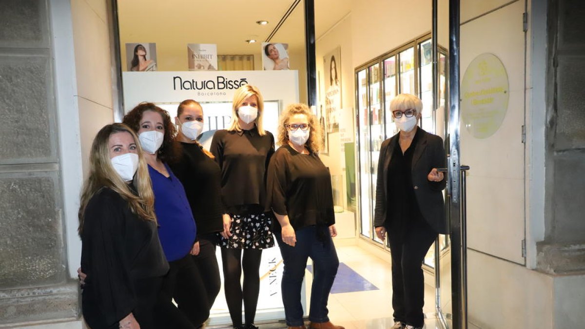 Imatge de les professionals del centre estètica Sara Buira de Lleida, preparades per obrir.