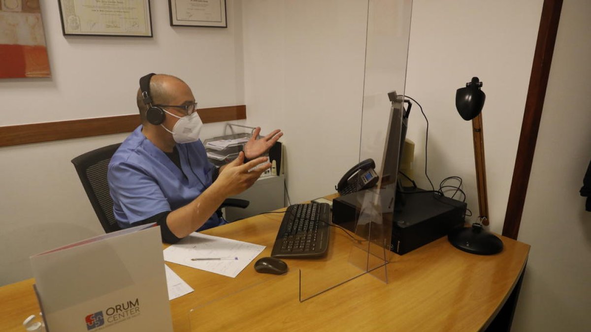 El psicólogo Víctor Tello, de Orum Center, durante una sesión de terapia ‘online’.