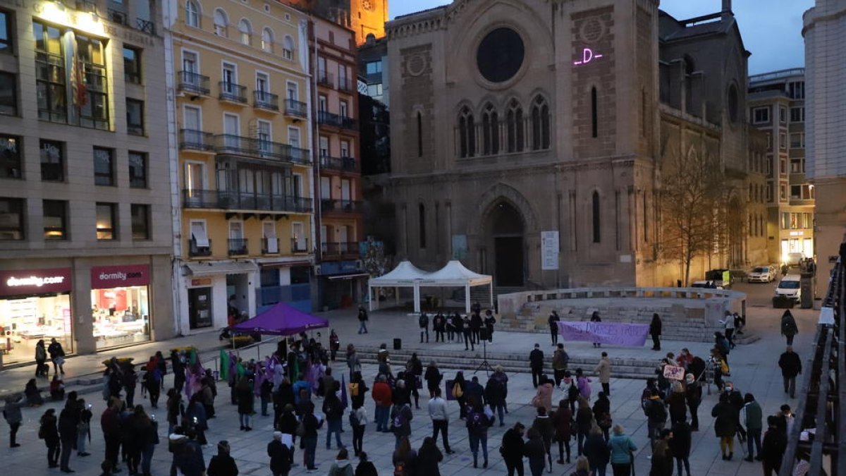 L’acte institucional es va celebrar per primera vegada a la passarel·la davant de la plaça Blas Infante de Lleida pels protocols de la Covid-19.