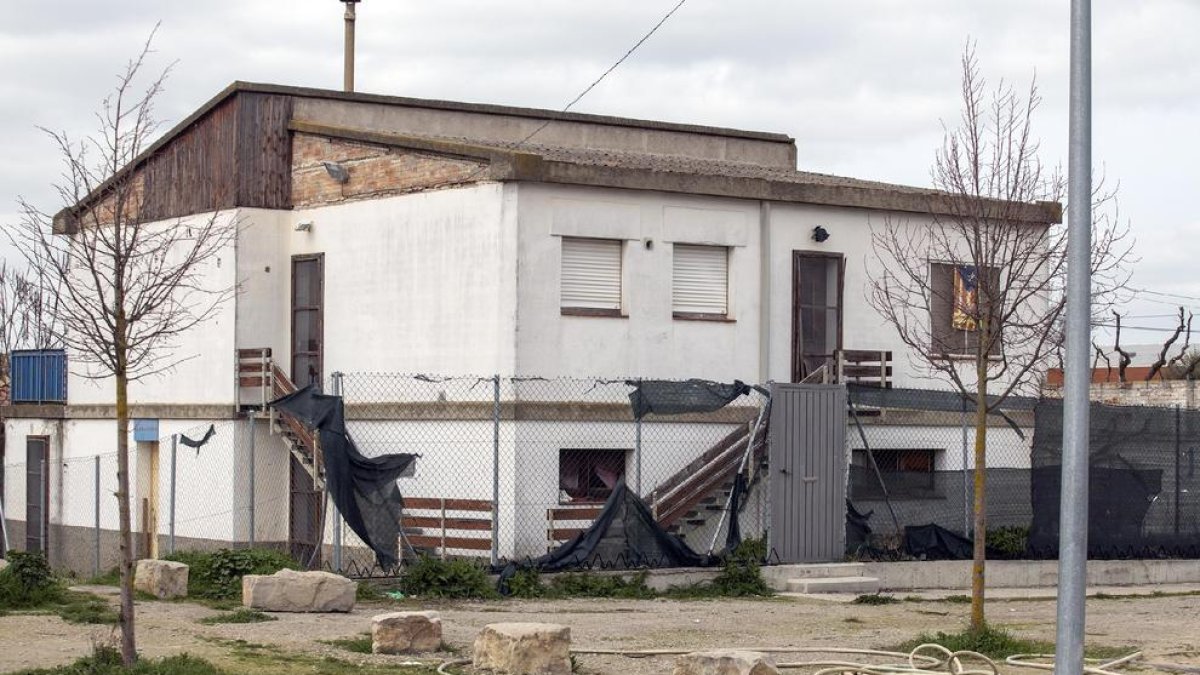 L’antic habitatge del conserge, que fa més d’un any que està buit.