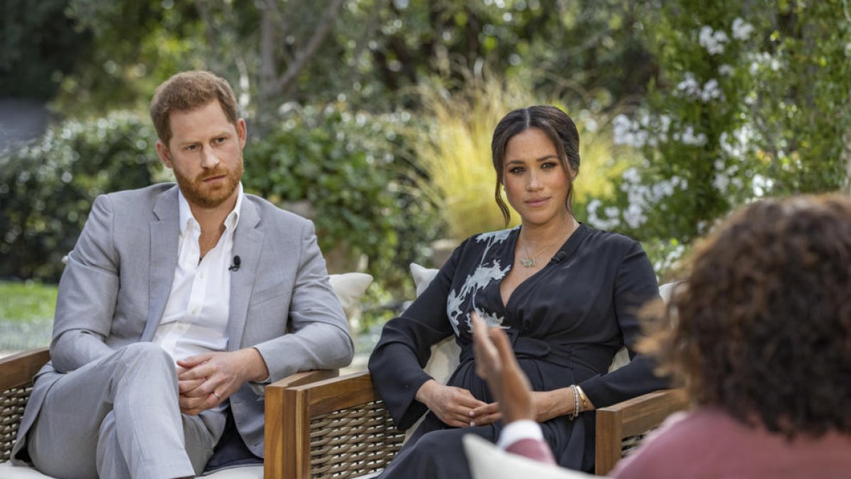 El príncipe Harry y Meghan Markle durante la entrevista presentada por la televisiva Oprah Winfrey.