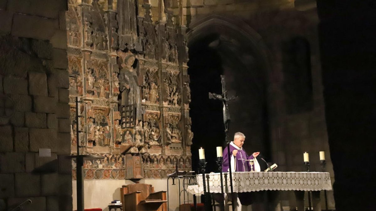 A l’esquerra, en primer pla, la peanya buida on lluïa l’escultura gòtica, ahir a Sant Llorenç.